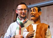 Chäller verblüffte in der Alten Mühle Gams das Publikum unter anderem als Bauchredner mit seinem indischen «Partner» Agarwal Kanagaratnam. (Bild: Hanspeter Thurnherr)