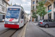 Die Parkplätze vor der Weinhandlung Schwander müssten dem erhöhten Perron weichen. (Bild: Urs Bucher/14. September 2018)