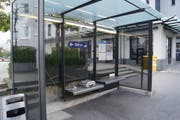 Ein Hakenkreuz an einer Bushaltestelle. (Bild: Zuger Polizei)