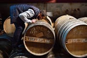Ein Cognac-Produzent riecht zur Qualitätskontrolle am reifenden Inhalt im Fass. (Bild: Nicolas Tucat/AFP (Segonzac, 9. Februar 2018)