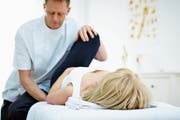 Zwischen Osteopathen und einigen Krankenversicherern ist ein Streit um die Vergütung über die Zusatzversicherung entbrannt. (Bild: Getty)
