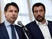 Ausserordentlich beliebt: Italiens Ministerpräsident Giuseppe Conte (links) und Innenminister Matteo Salvini. (Bild: KEYSTONE/AP ANSA/FLAVIO LO SCALZO)