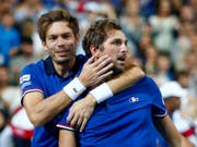 Nicolas Mahut (links) und Julien Benneteau brachten Frankreich den entscheidenden Punkt (Bild: KEYSTONE/AP/MICHEL SPINGLER)