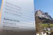 Ein Informationsschild vor dem Kantonsgericht Schwyz. (Bild: Keystone/Ennio Leanza)