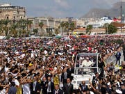 Zehntausende begrüssen Papst Franziskus vor der Messe in Palermo. (Bild: KEYSTONE/AP/ALESSANDRA TARANTINO)