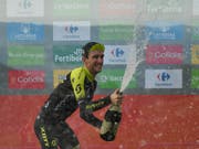 Hat allen Grund zum Jubeln: Simon Yates steht unmittelbar vor seinem ersten Triumph in einer dreiwöchigen Rundfahrt (Bild: KEYSTONE/AP/ALVARO BARRIENTOS)