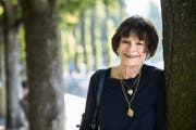 Die Schriftstellerin Federica De Cesco am Carl-Spitteler-Quai in Luzern. (Bild: Jakob Ineichen, 18. Juli 2018)