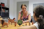 Sandra Widmer arbeitet mit einer 9-jährigen Schülerin. (Bild: Philipp Unterschütz (Sarnen, 11. September 2018))