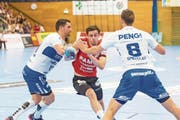 Filip Gavranovic (links) und Luca Spengler nehmen den Suhrer Mathias Müller in die Zange. (Bild: Fabio Baranzini (Aarau, 15. September 2018))