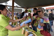 Gut besuchte Stände am Bauernmarkt Urnäsch.