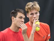 Die Absprachen von Antoine Bellier (rechts) und Luca Margaroli (links) fruchten gegen die Schweden nicht (Bild: KEYSTONE/PETER SCHNEIDER)