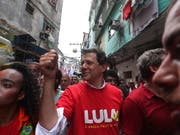 Lula-Anhänger Fernando Haddad von der Arbeiterpartei liegt bei den Umfragen im brasilianischen Präsidentschaftsrennen weiter hinter dem Rechtspopulisten Jair Bolsonaro zurück. (Bild: KEYSTONE/EPA EFE/MARCELO SAYAO)