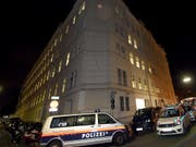 Grosseinsatz der Rettungskräfte in der österreichischen Hauptstadt: Das Feuer wurde in einer Zelle im Wiener Polizeigefängnis am Hernalser Gürtel gelegt. (Bild: KEYSTONE/APA/APA/HERBERT P. OCZERET)