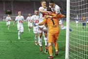   In the end, the FCL players thank Dave Zibung. (Photo: Salvatore Di Nolfi / Keystone (Geneva, 15 September 2018)) 