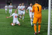 Die Luzerner feiern ihren Goalie David Zibung. (Bild Keystone/Salvatore Di Nolfi)