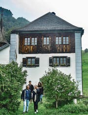 Schloss Beroldingen hoch über dem Urnersee: Die von Beroldingen waren über mehrere Jahrhunderte die mächtigste Urner Familie. Zu Besuch sind hier Gräfin Cristina von Beroldingen mit Bruder Alexander und dessen zwei Kindern. (Bild: Vera Bohren)