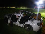 In diesem Auto kam bei einem Unfall in Haldenstein GR ein 17-Jähriger ums Leben. (Bild: Kantonspolizei Graubünden)