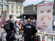 Abtreibungsgegner sagen «Danke fürs Läbe!» und die Polizei wacht. (Bild: KEYSTONE/ANTHONY ANEX)