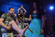 Natürlich aus Österreich: der Posaunist der Partyband «Spatzen 2000». (Bild: Christoph Heer)