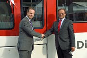 Michael Schürch, Geschäftsführer der Zentralbahn (links), und Landstatthalter Josef Hess bei der Taufe einer Bahn-Komposition. (Bild: Robert Hess (Alpnachstad, 14. September 2018))
