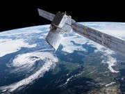 Computerbild des europäischen Erdbeobachtungssatelliten «Aeolus». Die Daten der mit Schweizer Technik ausgerüsteten Sonde sollen die Wettervorhersagen verbessern. (Bild: KEYSTONE/AP ESA/ATG medialab)