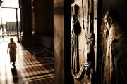 Die katholische Kirche wird von Missbrauchsskandalen erschüttert. Im Bild: Tür zum Petersdom. ((Bild: Spencer Platt/Getty (Vatikanstadt, 3. September 2018))