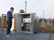 In den letzten Jahren hat MeteoSchweiz verschiedene Tests durchgeführt, um in Echtzeit über den Pollenflug informieren zu können. (Bild: KEYSTONE/GAETAN BALLY)