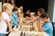 Konzentration beim Schachclub in einer ruhigen Ecke des Kinder- und Jugendtages. (Bild: Hansruedi Rohrer)