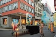 Marula Eugster und die Tänzerinnen vom TSV Wattwil betanzten die Lichtensteiger Hauptgasse. (Bild: Michael Hug)