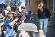 Auch die Steinbildhauerin führt einen kleinen Besucher in ihr Handwerk ein. (Bild: Ralph Ribi)
