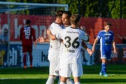 Sergio Cortelezzi, Magnus Breitenmoser und Nias Hefti bejubeln den Führungstreffer. (Bild: Gianluca Lombardi)