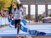 epa07024282 Winner Kenyan long distance runner Eliud Kipchoge finishes the race in the Berlin Marathon, in Berlin, Germany, 16 September 2018. Over 44,000 athletes have taken the start on the 45th edition of the Berlin Marathon in the German capital. EPA/HAYOUNG JEON