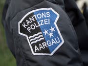 Die Aargauer Kantonspolizei hat einen Autofahrer gestoppt, der mit rasanten Fahrten in einem Porsche 911 aufgefallen ist. (Bild: KEYSTONE/URS FLUEELER)