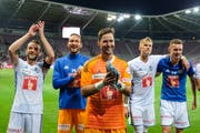 David Zibung (vorne) feiert mit Mannschaftskollegen den Einzug in die Cup-Achtelfinals. Bild: Martin Meienberger/Freshfocus (Genf, 15. September 2018)