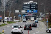Verkehr zwischen dem Länderpark und dem Autobahn-Anschluss Stans-Nord. (Bild: Corinne Glanzmann (Stans, 22. März 2017))