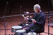Konzert 6 - Solodrumming: Spettro. Fritz Hauser Schlagzeug, Barbara Frey Regie, Brigitte Dubach Licht (Bild: Blindtext Blindtext)
