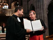 Gottfried Locher als Vertreter der Protestanten (links) und Kardinal Kurt Koch haben die Absichtserklärung für einen Dialog unterzeichnet. (Bild: SEK / Oliver Hochstrasser)