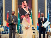 Der eritreische Präsident Isaias Afwerki (l) und der äthiopische Premierminister Abiy Ahmed haben in Dschidda im Beisein des saudischen Königs Salman einen Freundschaftsvertrag unterzeichnet. (Bild: KEYSTONE/AP Saudi Press Agency)