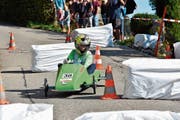 In der Schikane möglichst wenig Tempo verlieren: ein Nachwuchspilot kurz nach dem Start am Seifenkistenrennen. (Bild: PF)