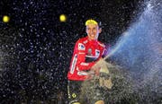 Der Gesamtsieger Simon Yates feiert bei der Siegerehrung der Spanien-Rundfahrt .(Bild: EPA/Manuel Bruque (Madrid, 16. September 2018))