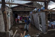 Eine philippinische Familie in ihrem Haus, das durch den Taifun Mangkhut zerstört wurde. ((Bild: Jes Aznar/Getty Images (Alcala, 15. September 2018))