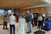 Der Rundgang durch das neue Bankgebäude in Nesslau begann in der Schalterhalle. Bereits diese stiess bei den Besuchern auf viel Anerkennung. (Bild: Sabine Schmid)
