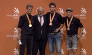 Sven Grüninger (l.) mit Bundesrat Johann Schneider-Ammann bei der Siegerehrung. (Bild:PD/Screenshot)