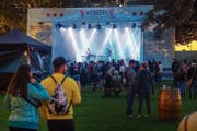 Die St. Galler Band Dachs begeisterte mit ihrem Mundart-Elektro-Pop das Publikum im Familienbad Dreilinden. (Bild: Urs Bucher)