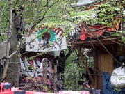 In einem der Baumhäuser im Hambacher Forst bei Köln betonierten Umweltaktivisten aus Protest gegen eine Zwangsräumung ihre Hände ein. (Bild: KEYSTONE/EPA/FRIEDEMANN VOGEL)
