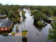   In New Bern (North Carolina) two rivers meters ran high across the banks and flooded parts of the city. (Photo: KEYSTONE / EPA / JIM LU SCALZO) 