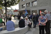 Für ihr Konzert vor der Bank hatte die Musikgesellschaft Nesslau-Neu St. Johann viel Publikum. (Bild: Sabine Schmid)