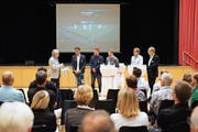 Gesprächsleiter Johannes Gunzenreiner thematisiert am Sportforum Appenzellerland mit Sandro Poschinger, Tobias Egartner, Pascal Signer, René Wyler und Roland Inauen den Trend E-Sport. (Bild: Erich Brassel)