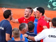 Borna Coric (Mitte im roten Dress) feiert mit seinen Kollegen den Einzug in den Final (Bild: KEYSTONE/EPA/ANTONIO BAT)