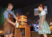 Seilzieh-Weltmeister Adrian Schatt zapft nach dem Anstich das erste Bier. (Bild: Christoph Heer)